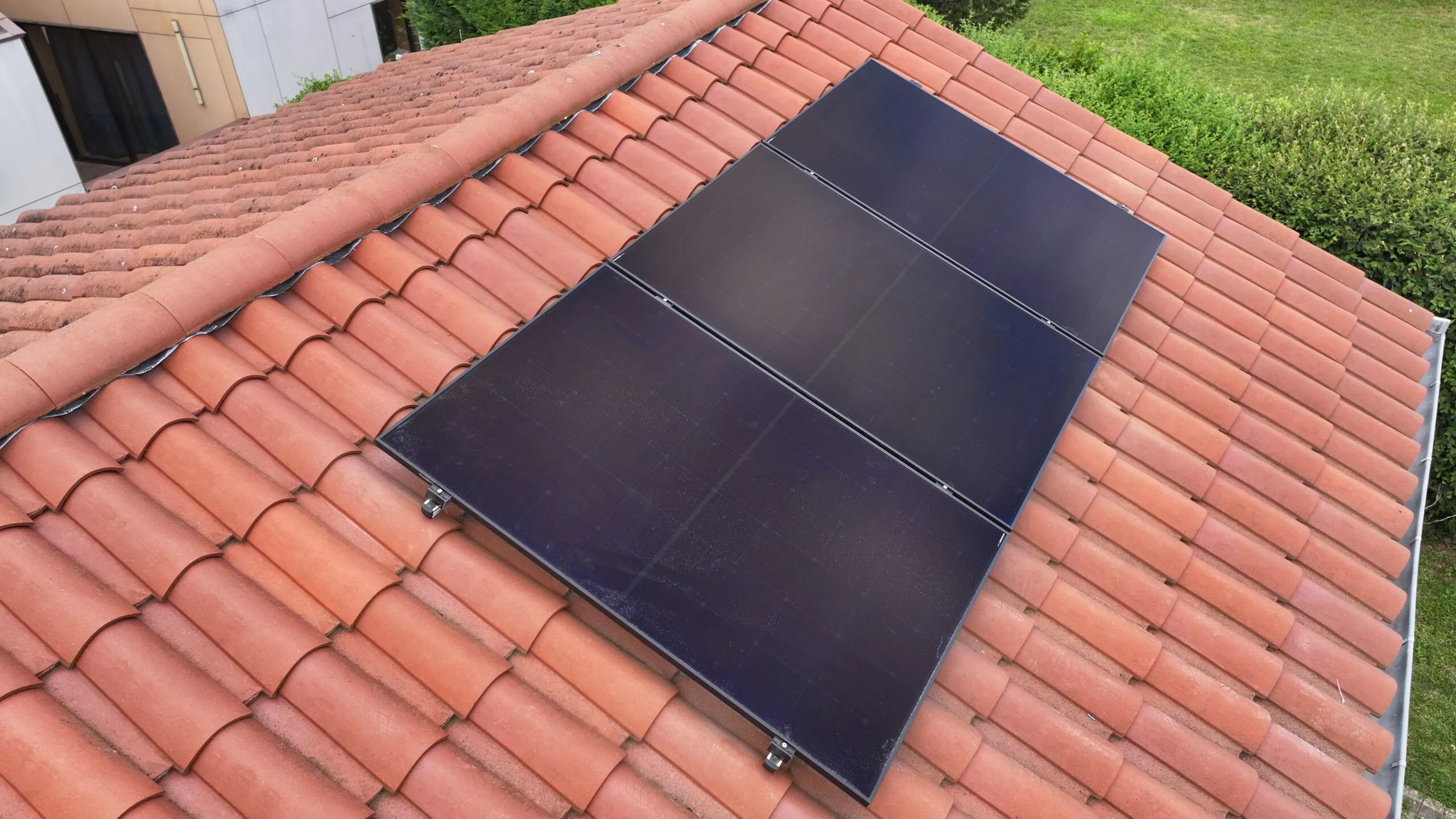Trois panneaux solaires photovoltaïques sur la toiture d'une maison à Curis au Mont d'Or