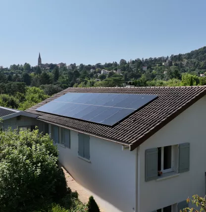 Réalisation d'une jolie maison avec des panneaux solaires photovoltaïques en autoconsommation avec vente de surplus à Saint Cyr au Mont d'Or