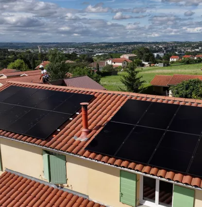 Réalisation d'une jolie maison avec des panneaux solaires photovoltaïques en autoconsommation avec vente de surplus à Curis au mont d'or