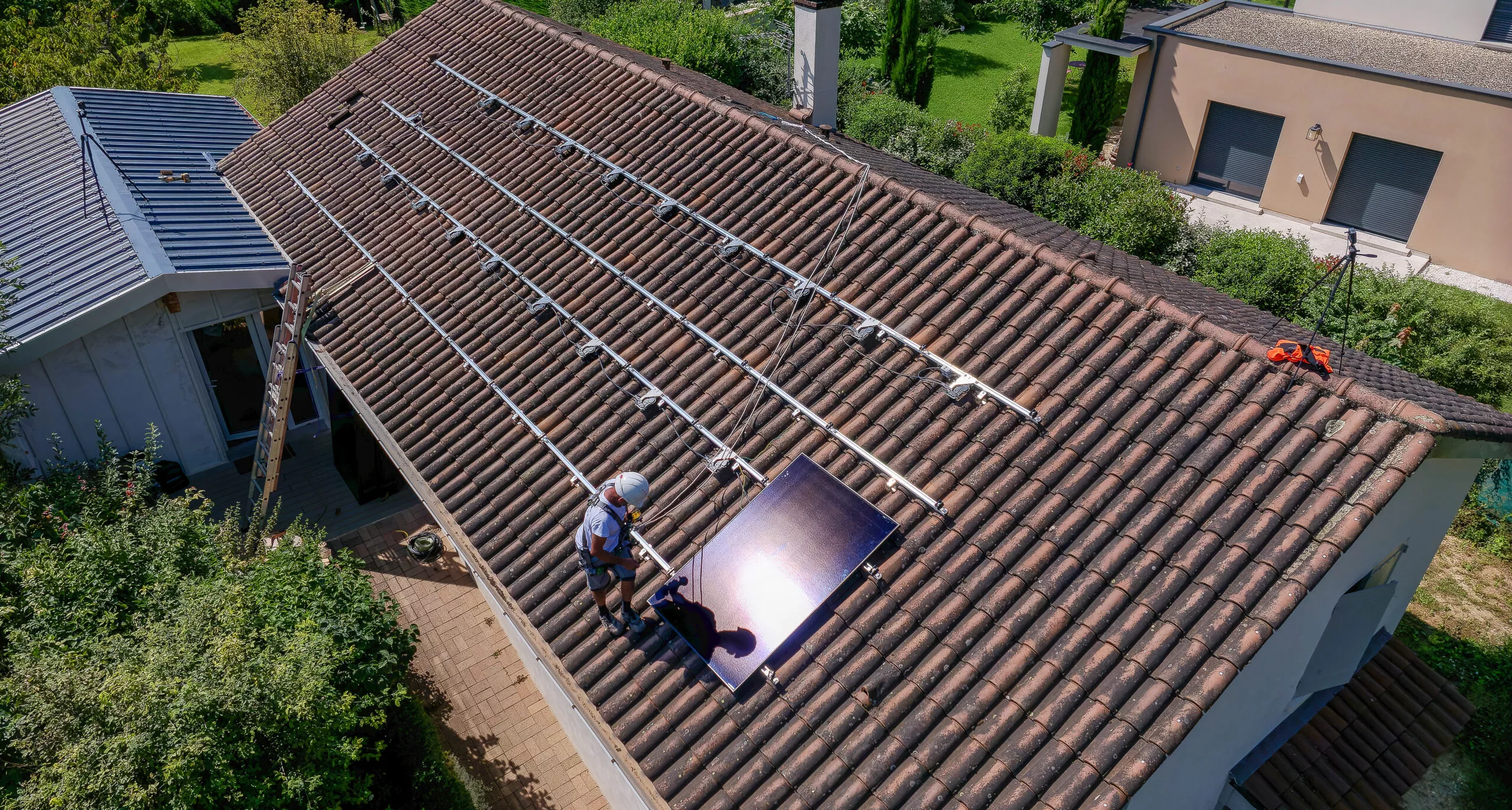 Technicien Tryba Solar installant le premier panneau solaire d'une installation en autoconsommation avec vente de surplus à Saint Cyr au Mont d'Or