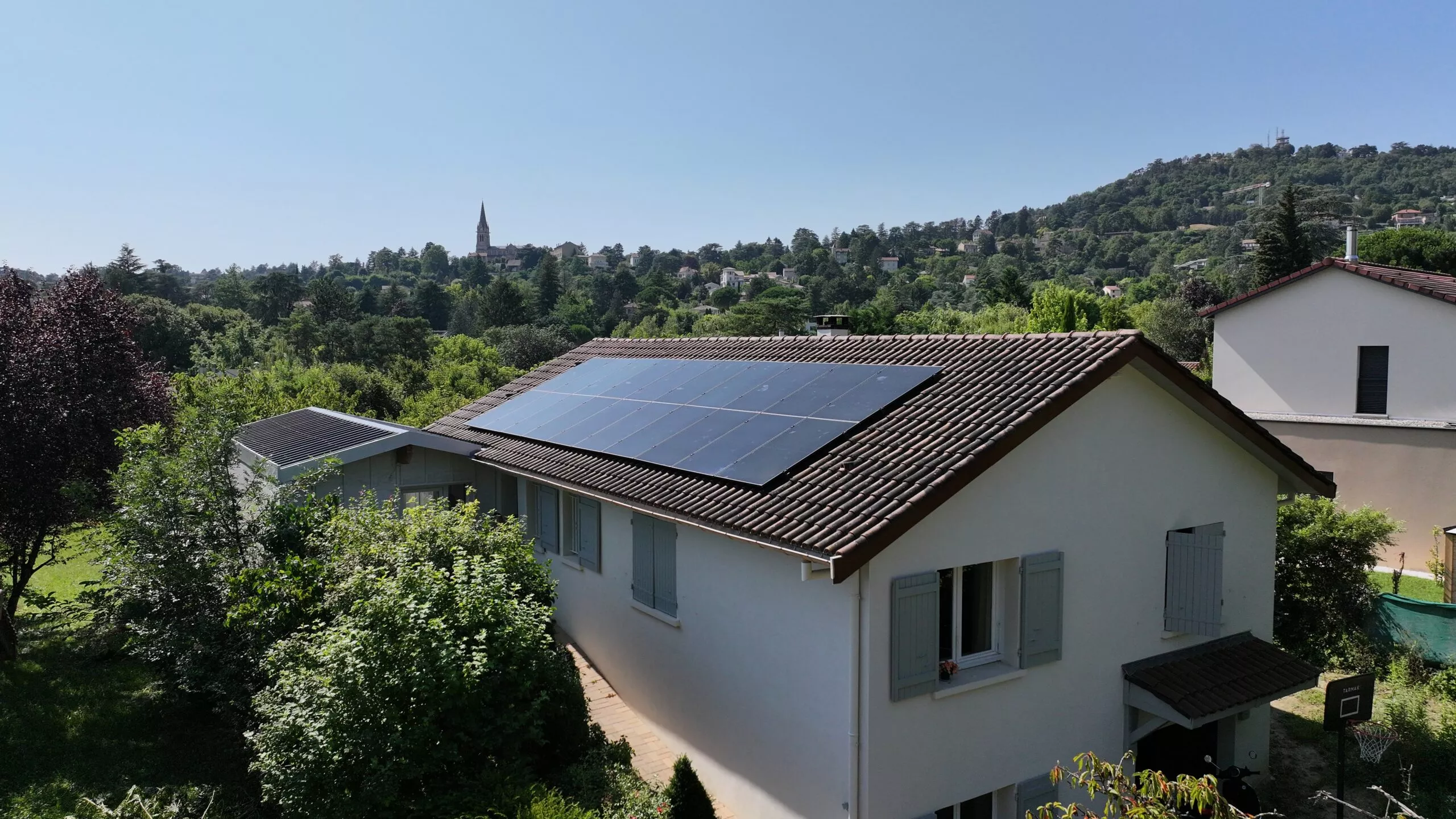 Réalisation par Tryba Solar de panneaux solaires photovoltaïques sur toiture