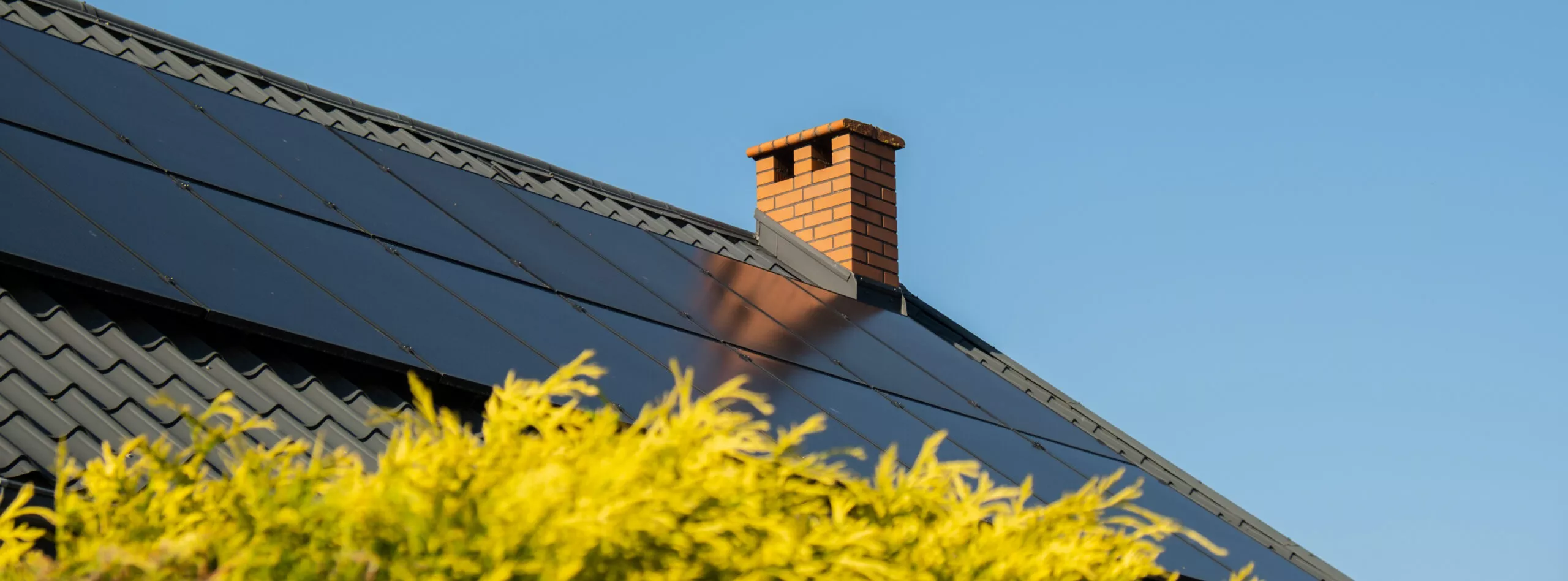 Nouvelle maison écologique avec panneaux solaires Alternative à l'énergie conventionnelle. La batterie est chargée à partir d'une cellule solaire Publicité Énergie verte Vie durable Énergie alternative renouvelable