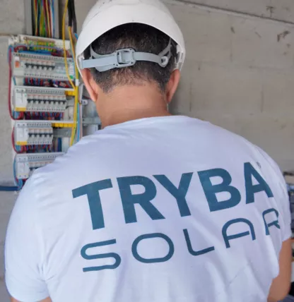 Technicien Tryba Solar finissant d'installer le système en autoconsommation de panneaux solaires photovoltaïques