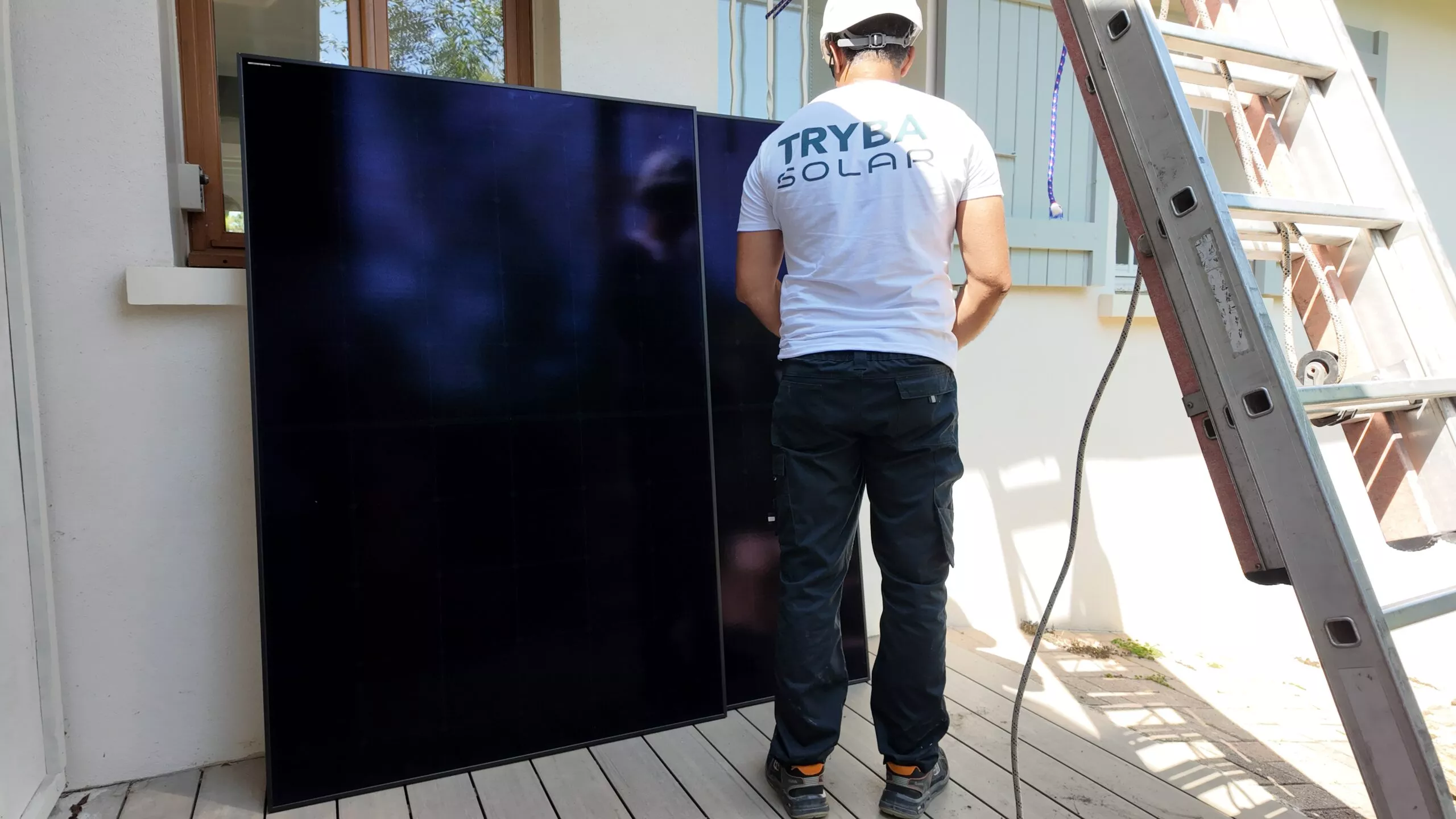 Technicien Tryba Solar avec des panneaux solaires photovoltaïques