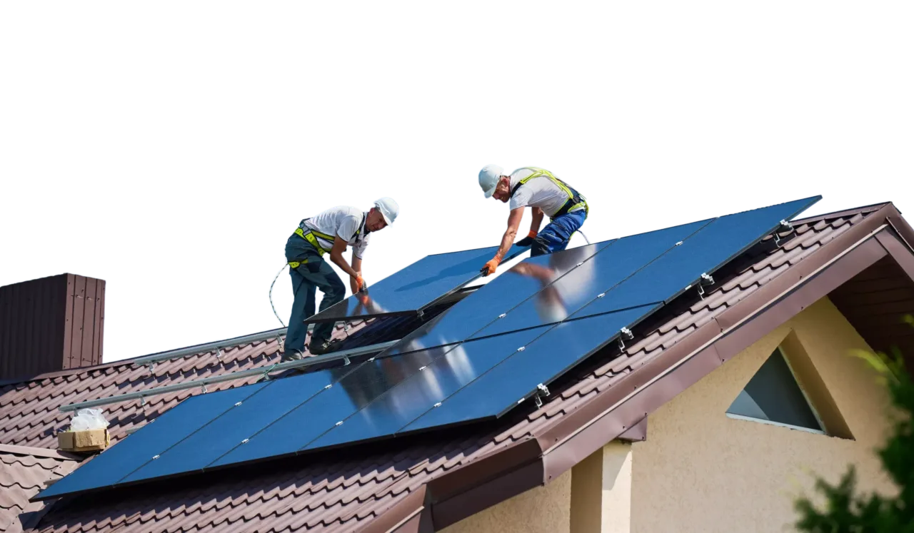 Deux experts avec des équipements posent des panneaux solaires photovoltaïque sur le toit d'une belle maison