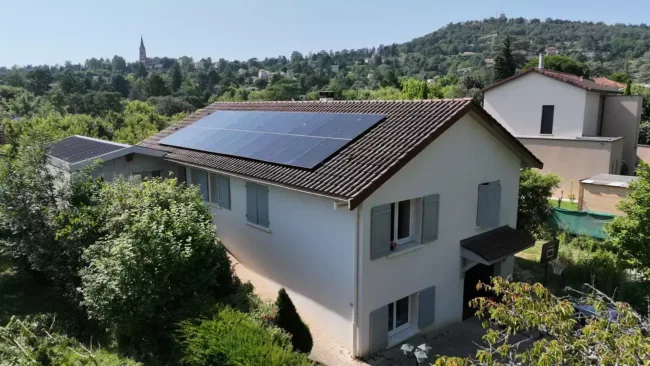 Réalisation d'une jolie maison avec des panneaux solaires photovoltaïques en autoconsommation avec vente de surplus à Saint Cyr au Mont d'Or