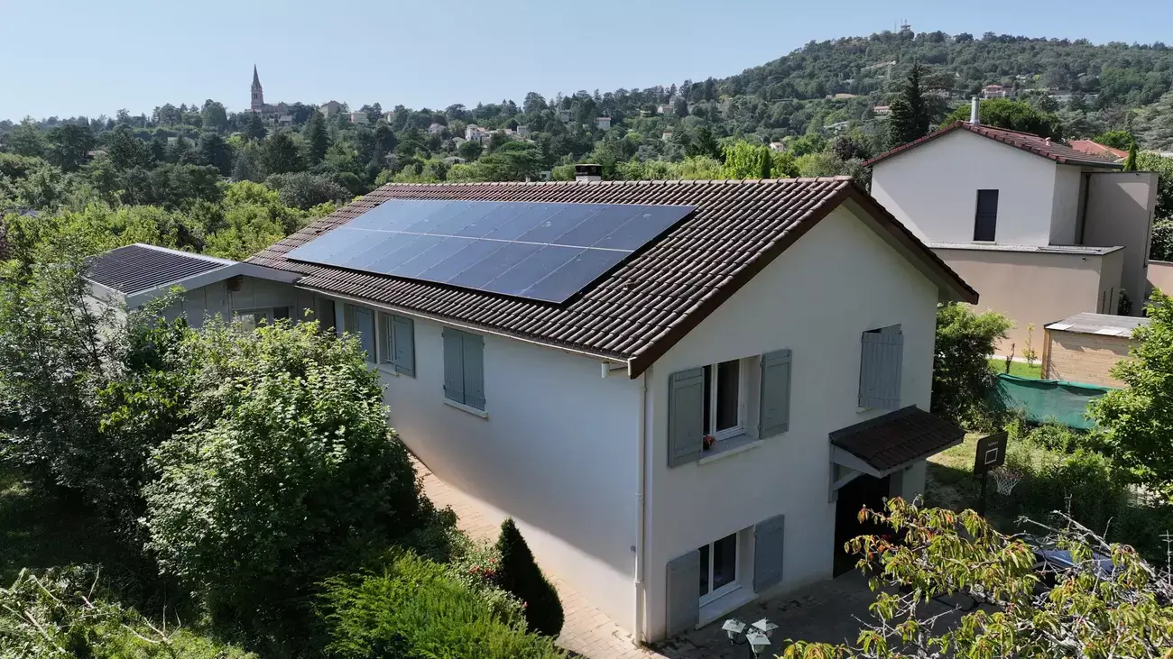 Réalisation d'une jolie maison avec des panneaux solaires photovoltaïques en autoconsommation avec vente de surplus à Saint Cyr au Mont d'Or