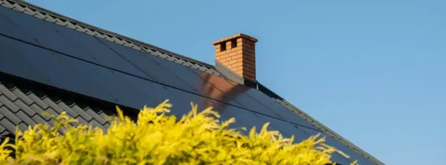 Pan de toit avec des panneaux solaires photovoltaïques
