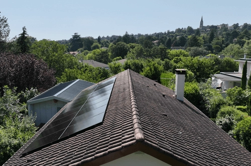 Réalisation d'une jolie maison avec des panneaux solaires photovoltaïques en autoconsommation avec vente de surplus à Saint Cyr au Mont d'Or